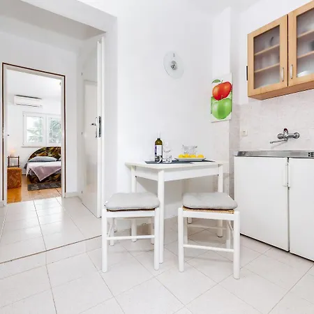 Beschauliches Studio-apartment Mit Mediterranem Garten - 10 Minuten Zum * Rovinj