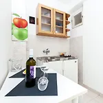 Beschauliches Studio-apartment Mit Mediterranem Garten - 10 Minuten Zum Rovinj