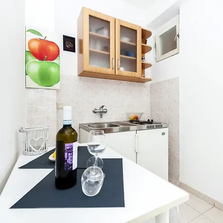 Beschauliches Studio-apartment Mit Mediterranem Garten - 10 Minuten Zum Rovinj