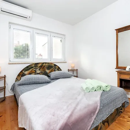 Beschauliches Studio-apartment Mit Mediterranem Garten - 10 Minuten Zum Apartmán Rovinj